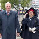 Kong Harald og Dronning Sonja møtte gjestene på Honnørbrygga. Foto: Gorm Kallestad / NTB scanpix